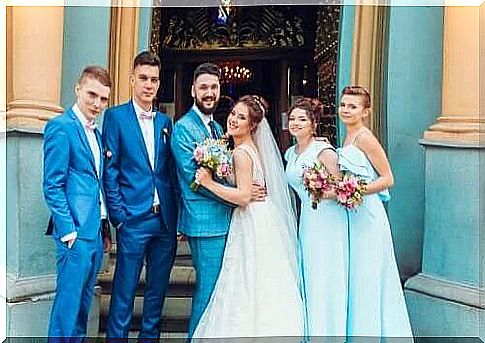 Newlyweds and their bridesmaids and groomsmen