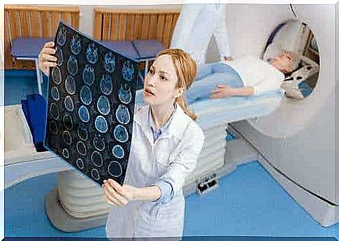 Doctor watching a CT scan