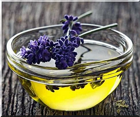 Lavender oil neutralizes the unpleasant smell of sweat