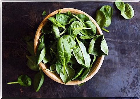 spinach leaves - fruits and vegetables to prevent cancer