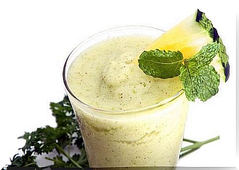 green smoothie with pineapple and spinach