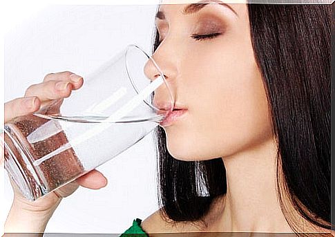 The woman drinks water to cheat the hunger