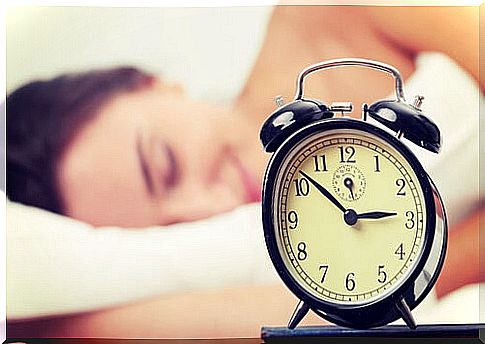 An alarm clock and sleep well to cheat hunger