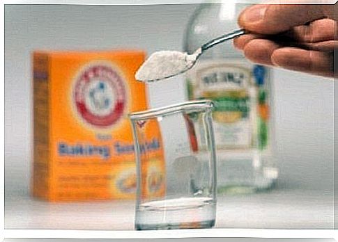 Baking soda on a teaspoon