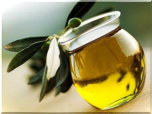 Nourishing olive oil - a remedy for weak nails