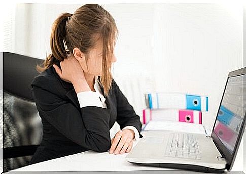 neck stiffness, woman in front of the computer