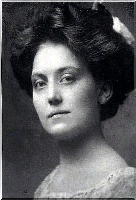 Violet Jessop - the woman in the photo